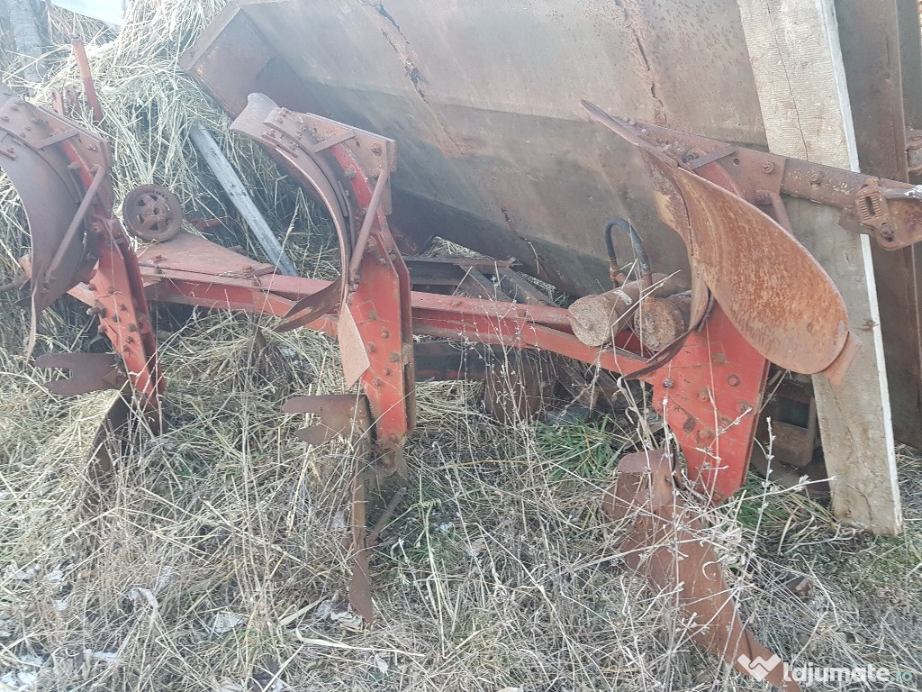 Plug reversibil cu 3 brazde