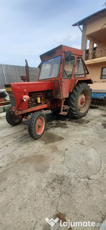 Tractor u650 și utilaje agricole