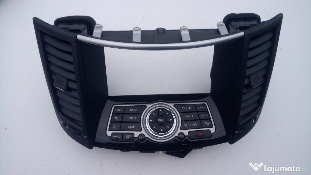 Ornament display cu panou media de infiniti FX