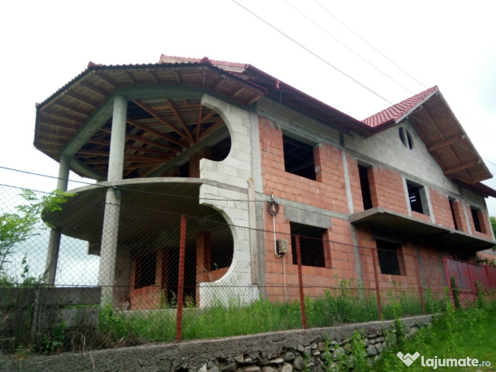 Casa la rosu din beton armat caramida porotherm Suici, Arges