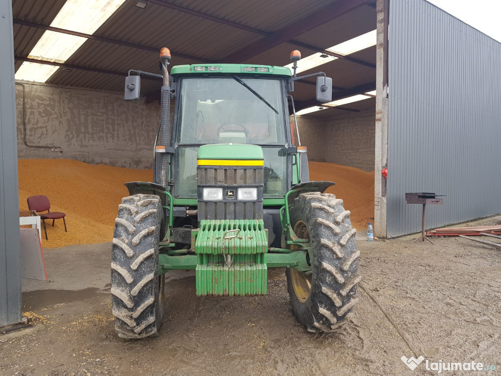 Tractor John Deere 6310. An 2001