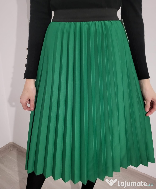 Caut Nike Tech Fleece Rosu ofer 200300lei