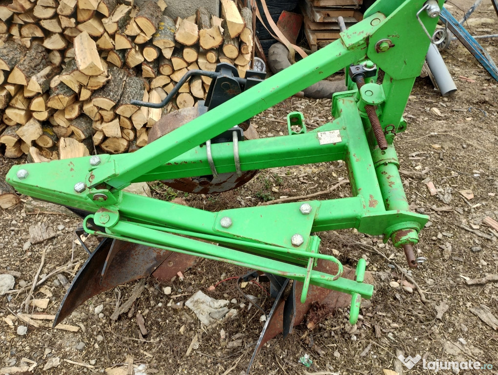 Vând tractor remorca și plug