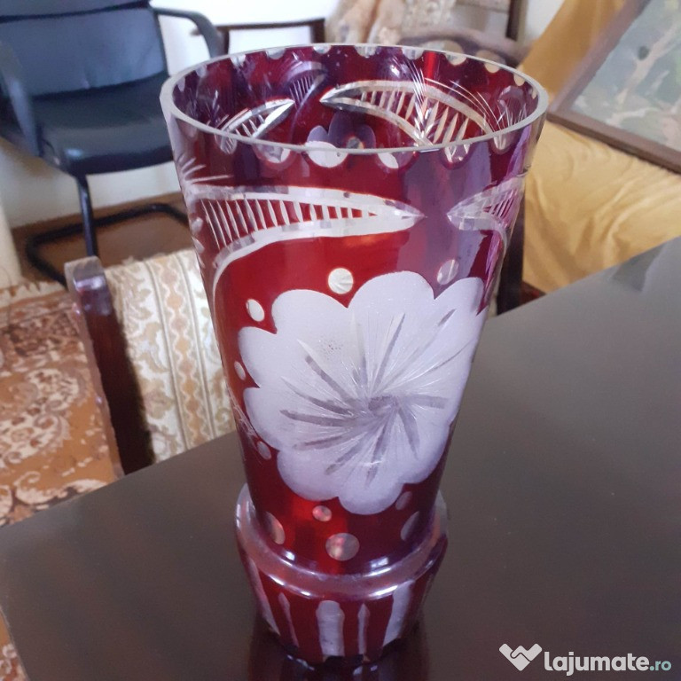 Vaza de rubin, vechime peste 40 ani