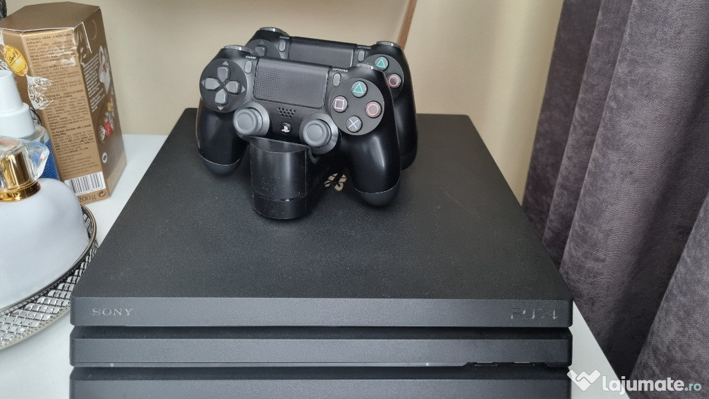 Consola PS4 PRO cu SSD 960 Gb + 2 controllere + stand incarcare Sony