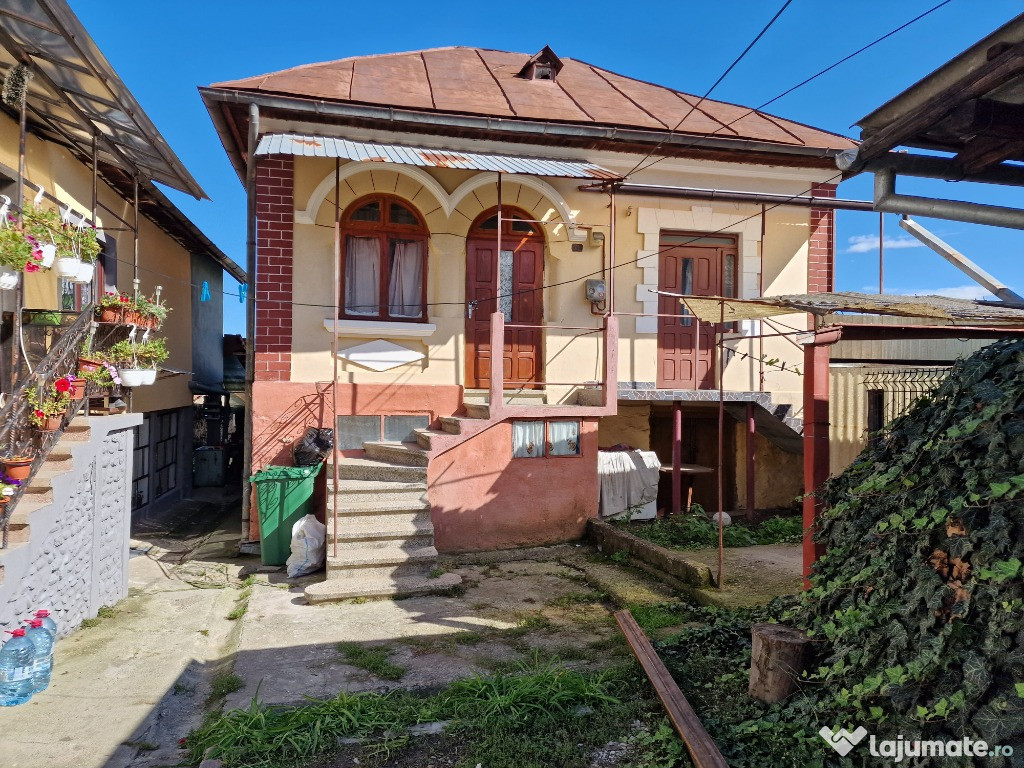 Casa 2 camere decomandate, strada linistita, central Calimanesti