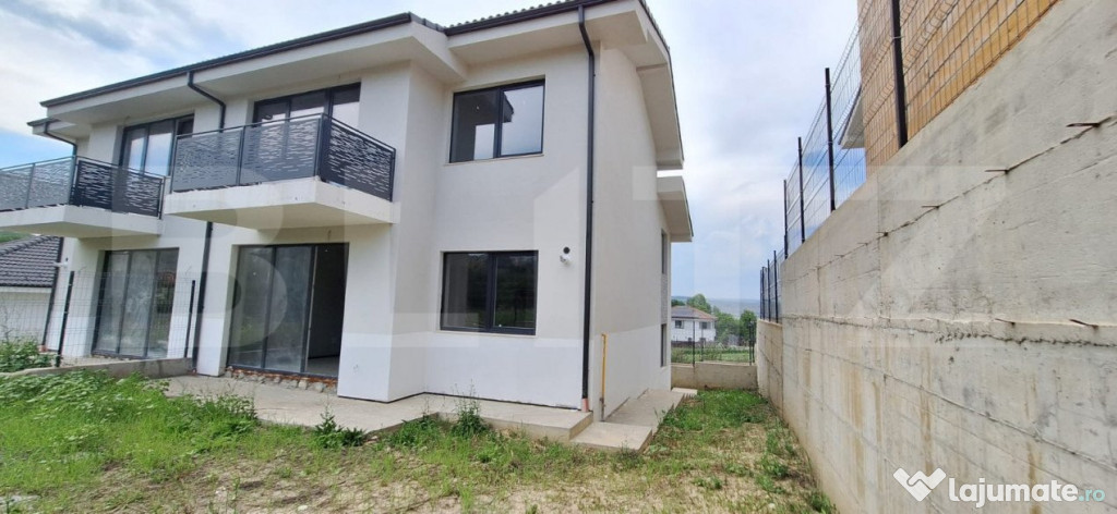 Casa duplex la intrare in Dezmir