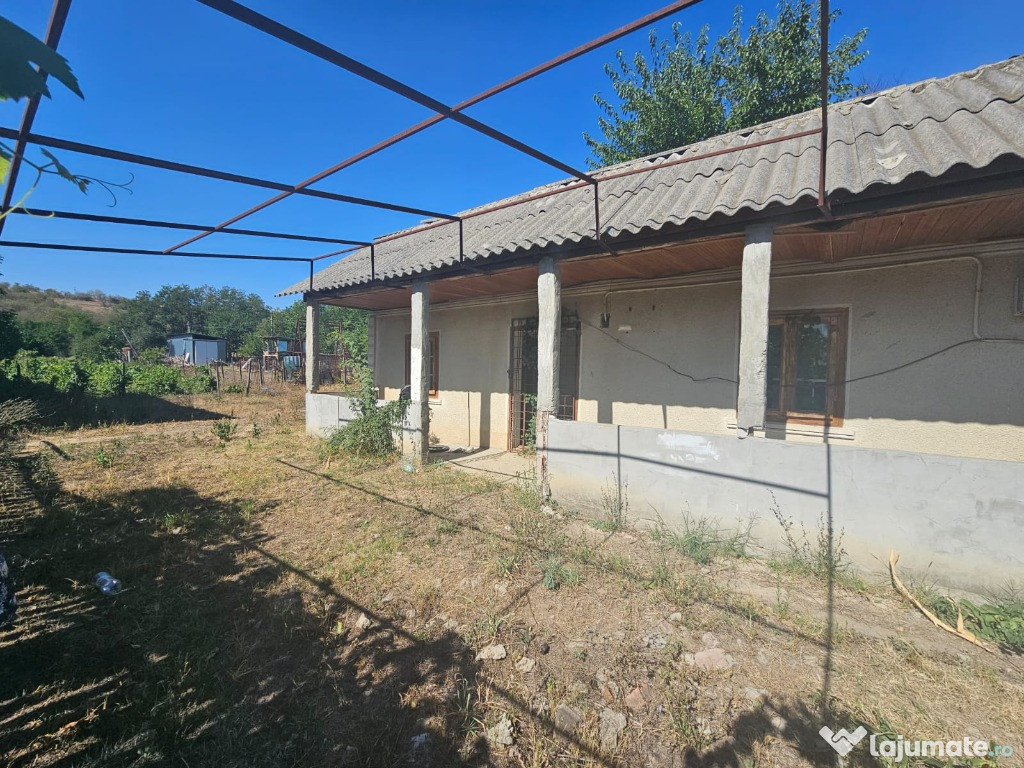 Proprietate in loc Fartanesti teren intravilan 1800 mp + casa