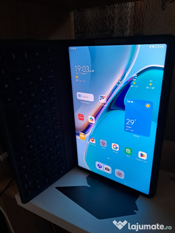 Vând tabletă HUAWEI MatePad 11 + Smart Magnetic Keyboard.