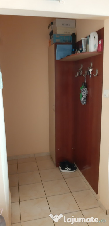 Vînd apartament cu două camere.