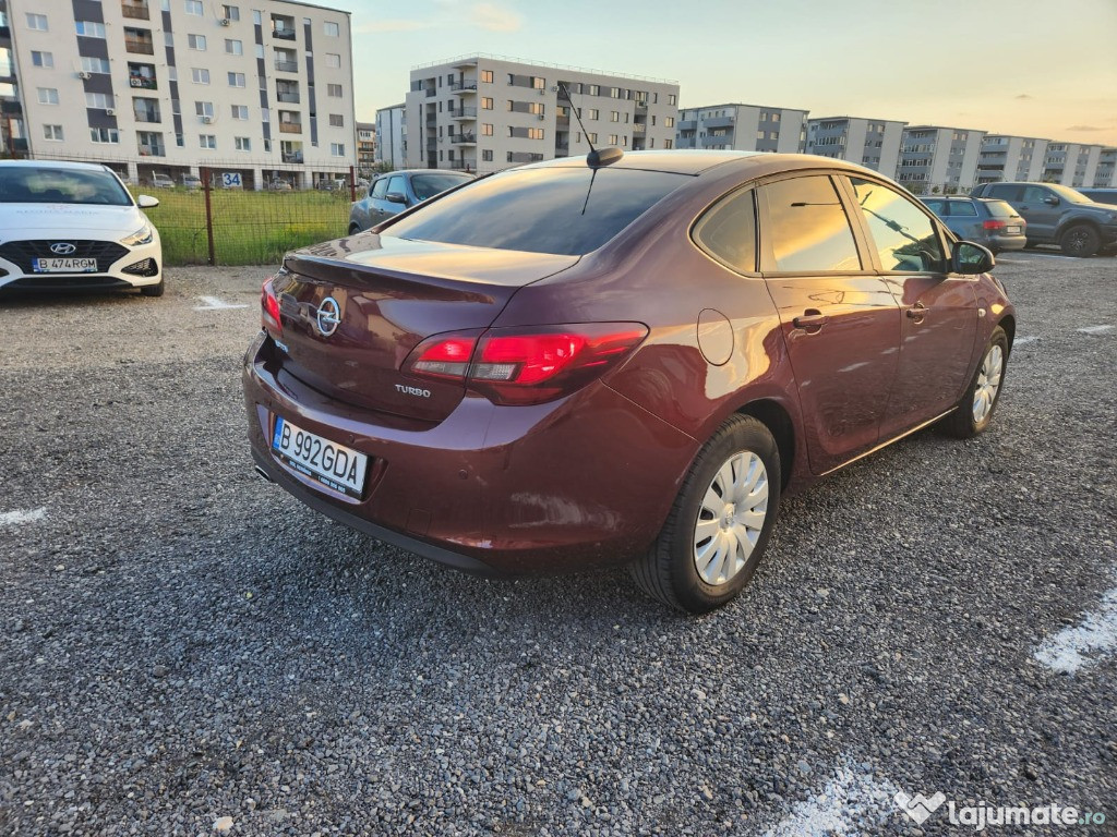 Opel Astra J Sedan