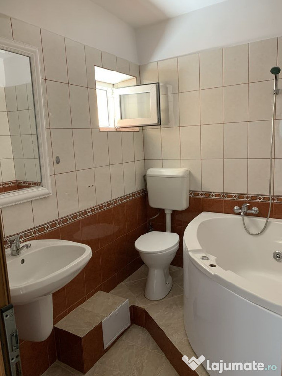 Apartament de 3 camere zona RACADAU,str B-dul Muncii,