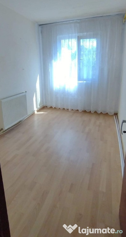 De vanzare 3 camere , etaj intermediar , 34000 euro