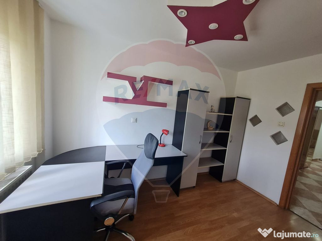 Apartament cu 4 camere de închiriat pe Bulevardul Indepe...