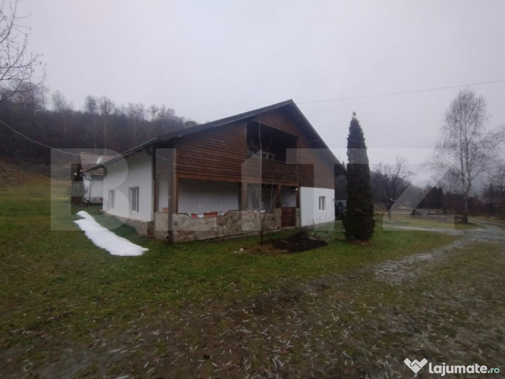 Casa cu 4 camere, 90 mp utili, 6300 mp teren, zona Mijloceni