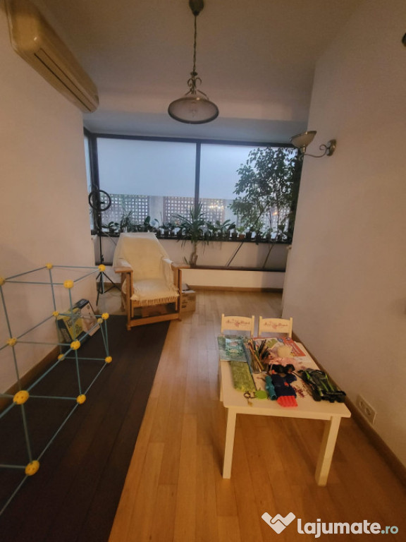 Apartament dispus pe parter si demisol in vila - zona Pandur