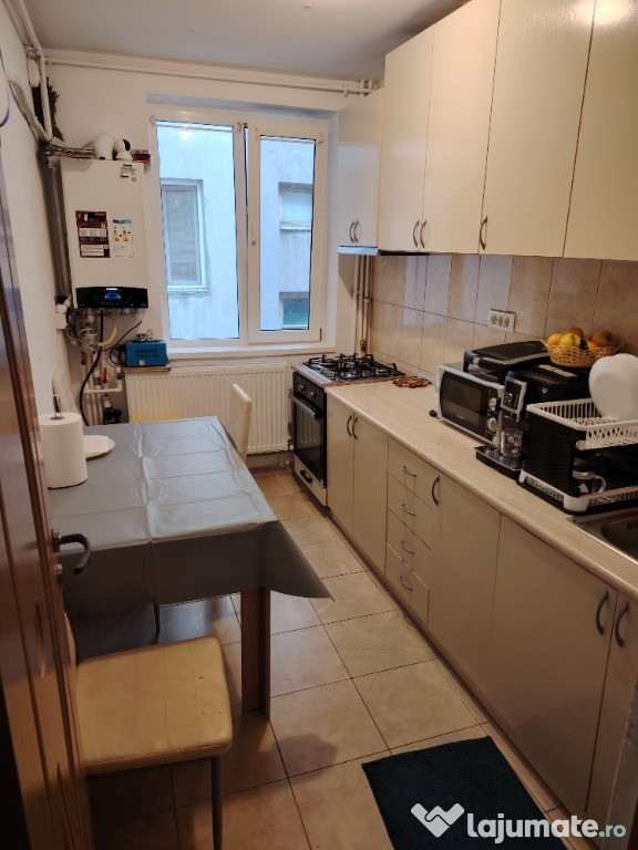 Vand apartament 3 camere, cu gaze zona Far - Abator, pret negociabil.