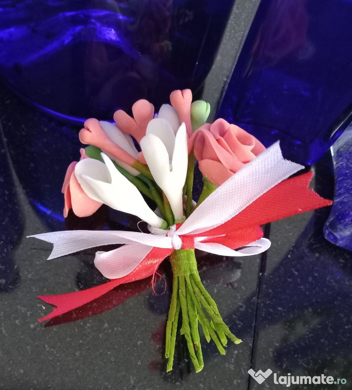 Martisor cu flori de portelan rece.