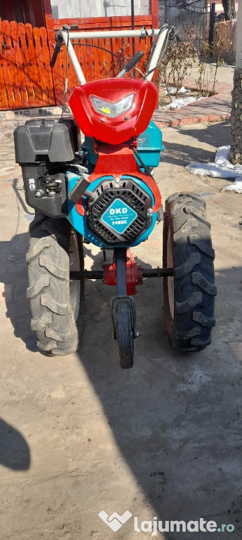 Vând Motocultor cu motor nou și Remorca