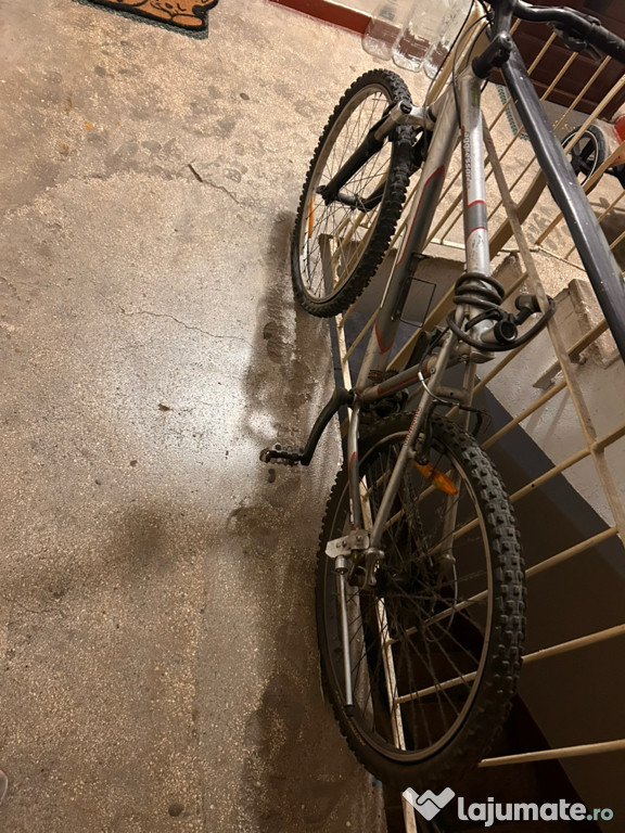 Bicicleta uzata GT