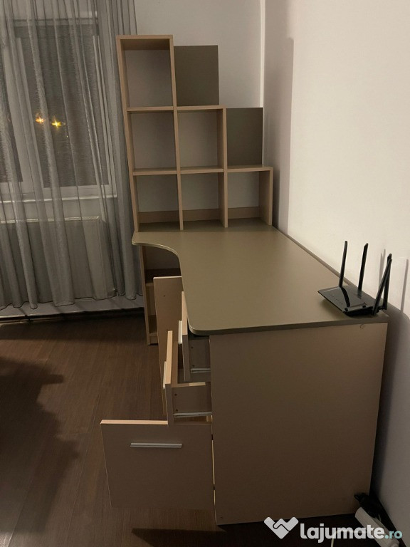 Birou cu minibiblioteca