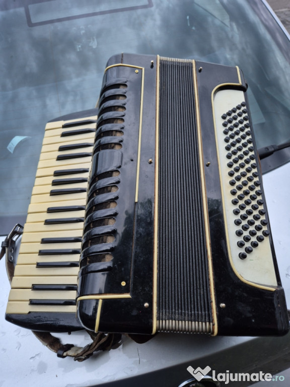 Vând acordeon nemțesc