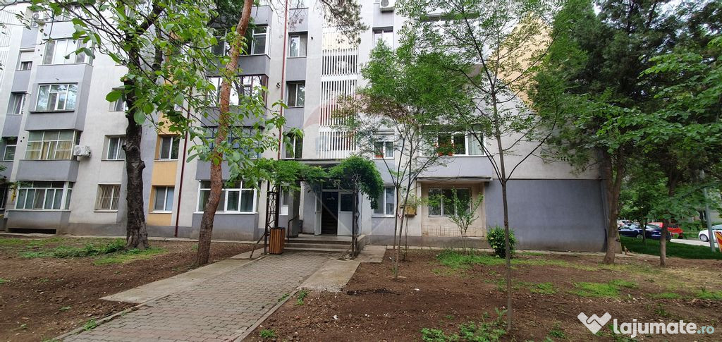 Apartament cu 3 camere de vânzare în zona Central