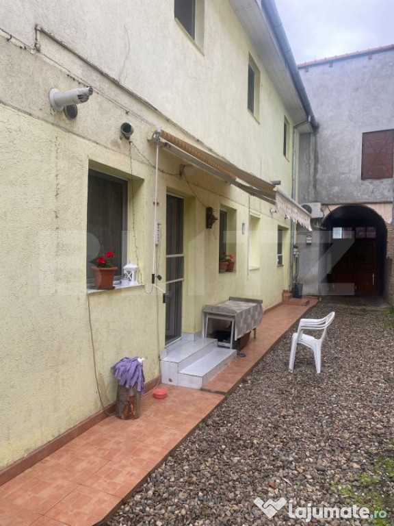 Casa de vanzare, cu 4 camere, 127 mp, 207 mp teren, zona cen