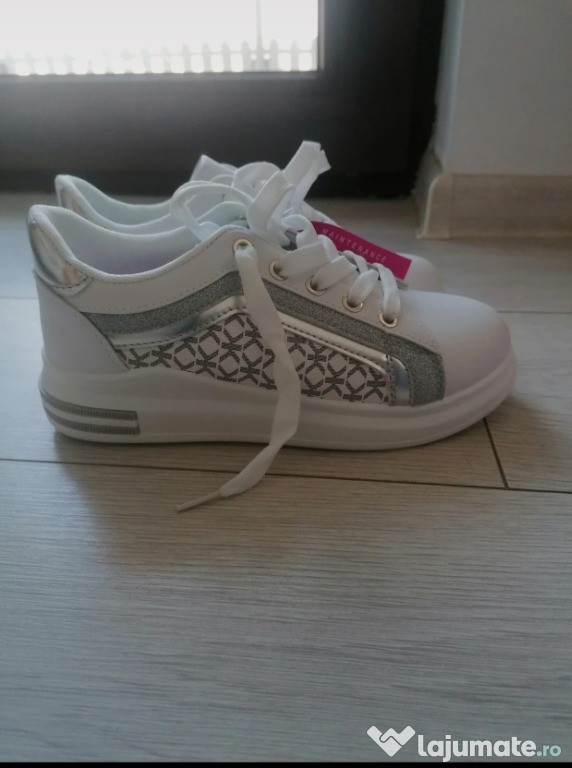Adidași albi mărimea 34