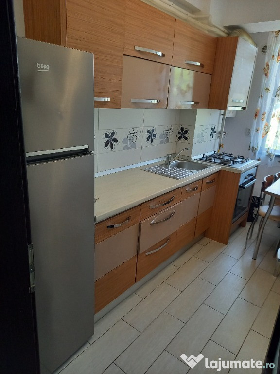 Ofer spre inchiriere apartament cu 2 camere decomandat