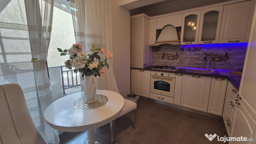 Apartament de 3 camere cu 2 bai, mobilat, utilat + curte ...