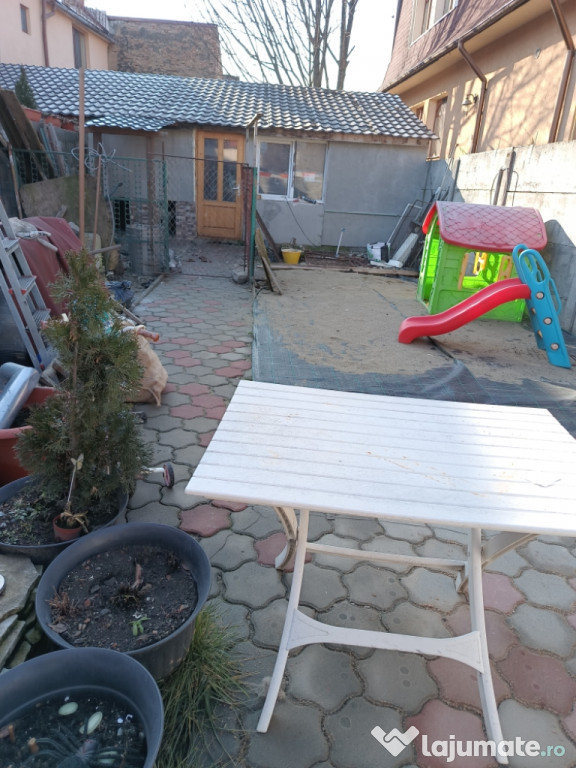 Casă de vânzare cu trei