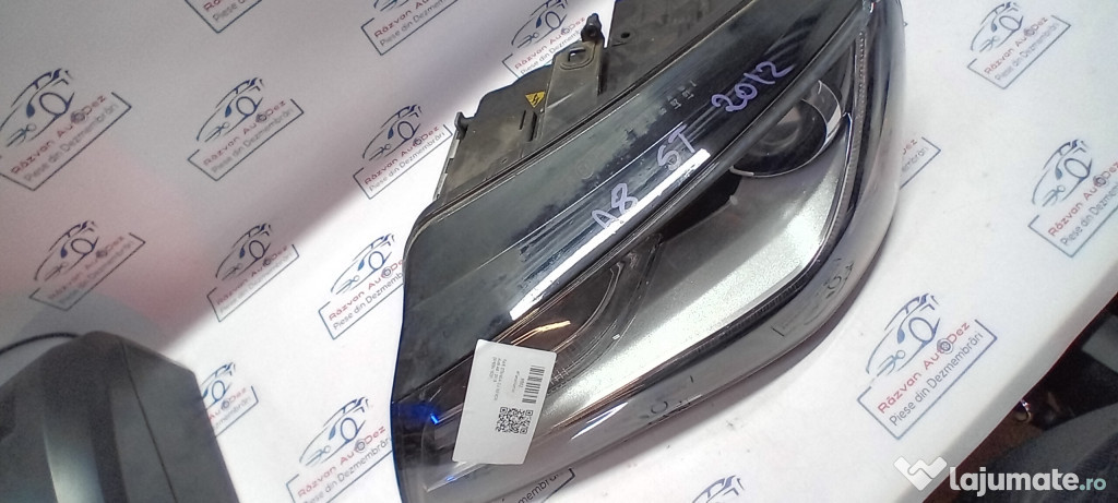 Far stanga cu xenon Audi A8 2012