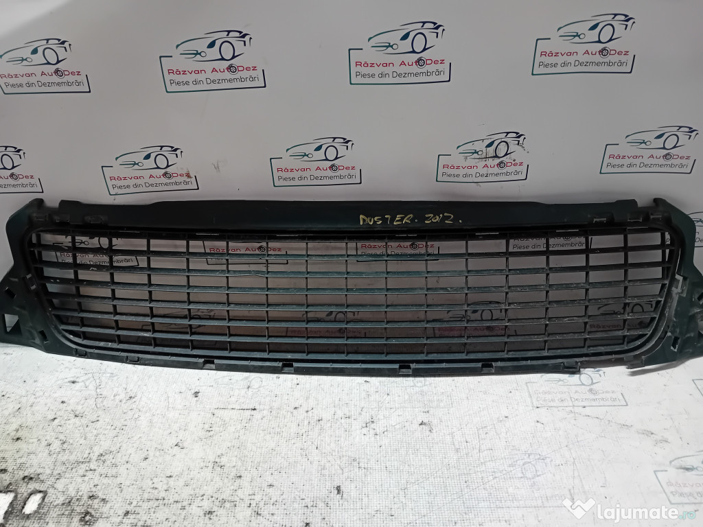 Grila bara fata Dacia Duster 2012
