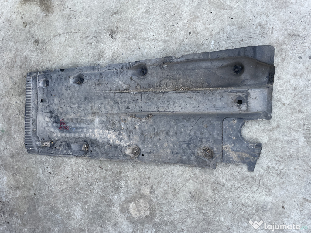 Scut lateral stanga Volkswagen Golf 5 Plus 2.0 Motorina 2009