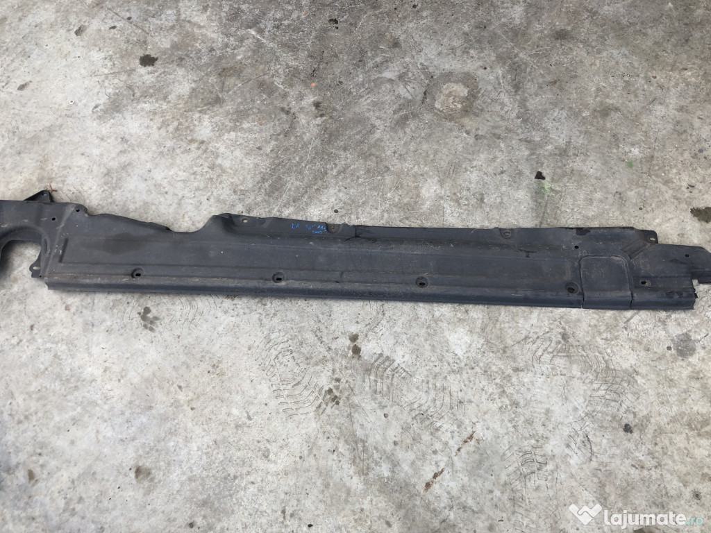 Scut lateral dreapta Volkswagen Touareg 2012