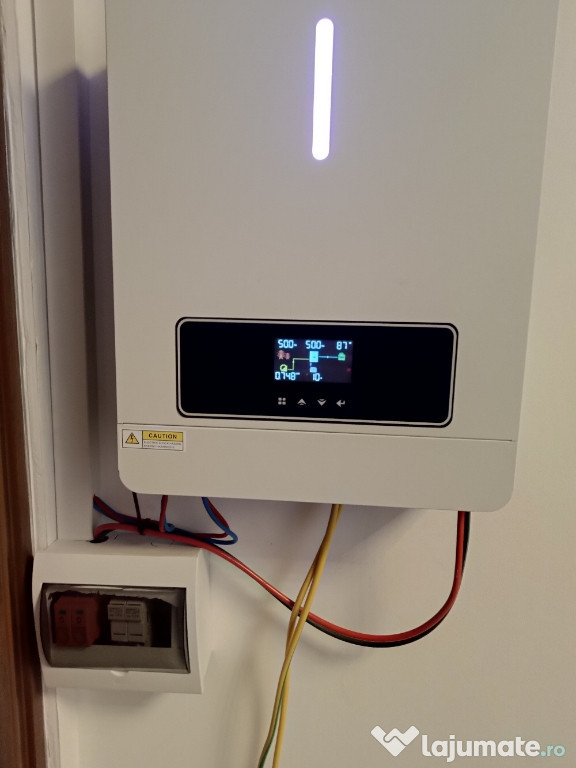 Vând invertor solar monofazat împreună cu baterie