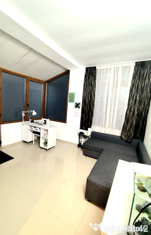Proprietar vând apartament 3 camere , curte și garaj Aleea Ghirodei