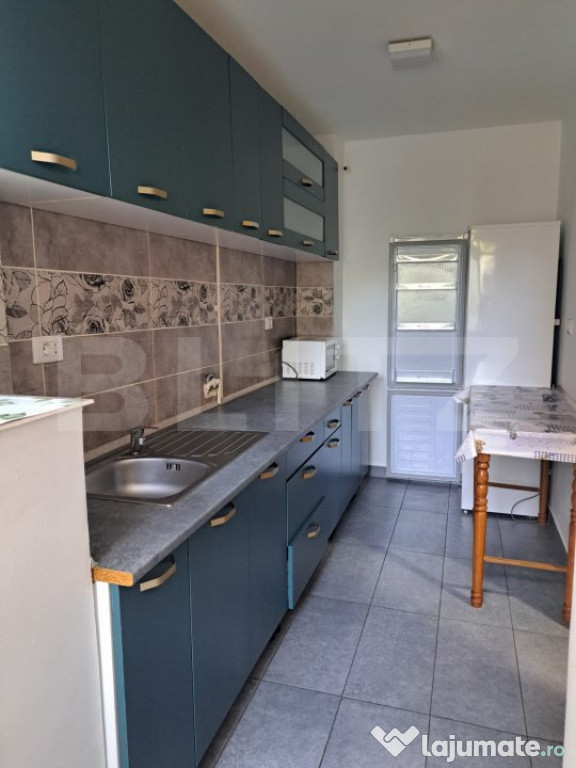 Apartament 3 camere, decomandat, etaj intermediar, zona Cart