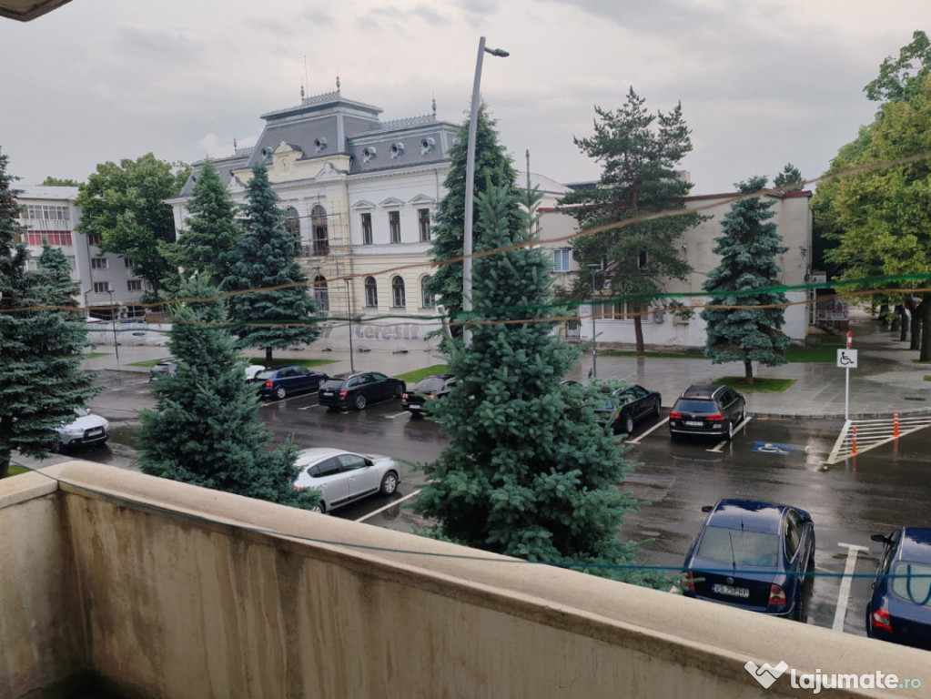 Apartament decomandat cu 2 camere, etaj1/3, Vaslui, Vis-a-vi