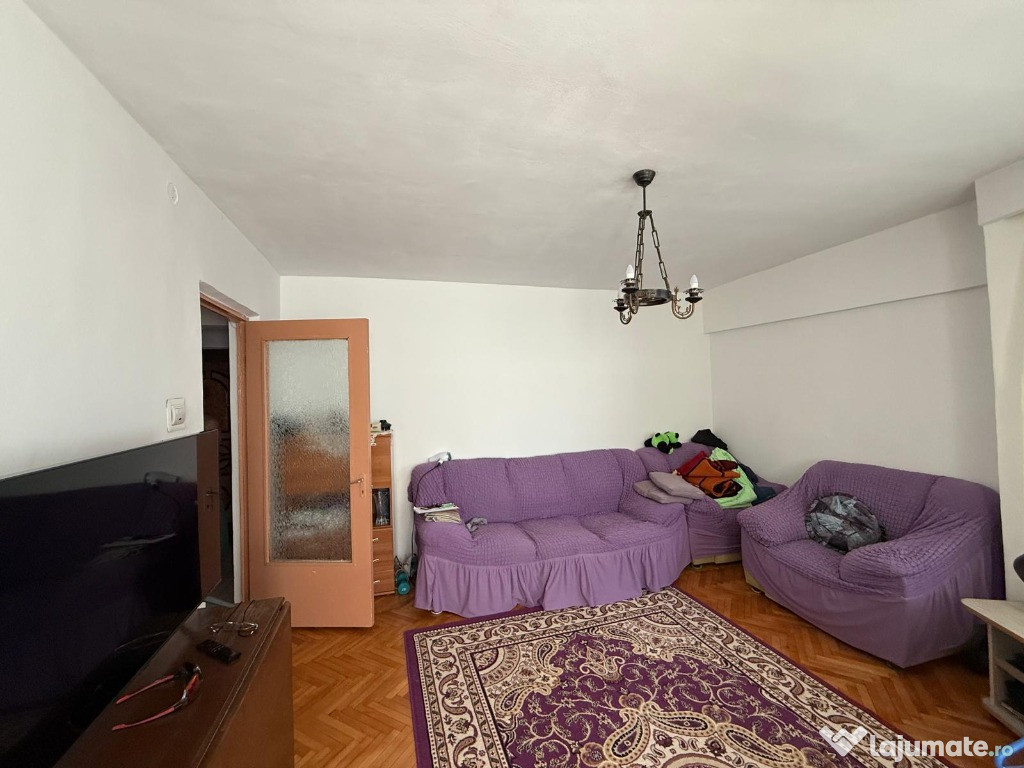 Apartament 3 camere, etaj 1, zona centrala