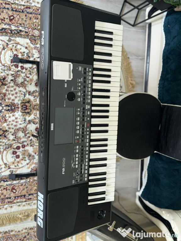 Vând orgă Korg pa600