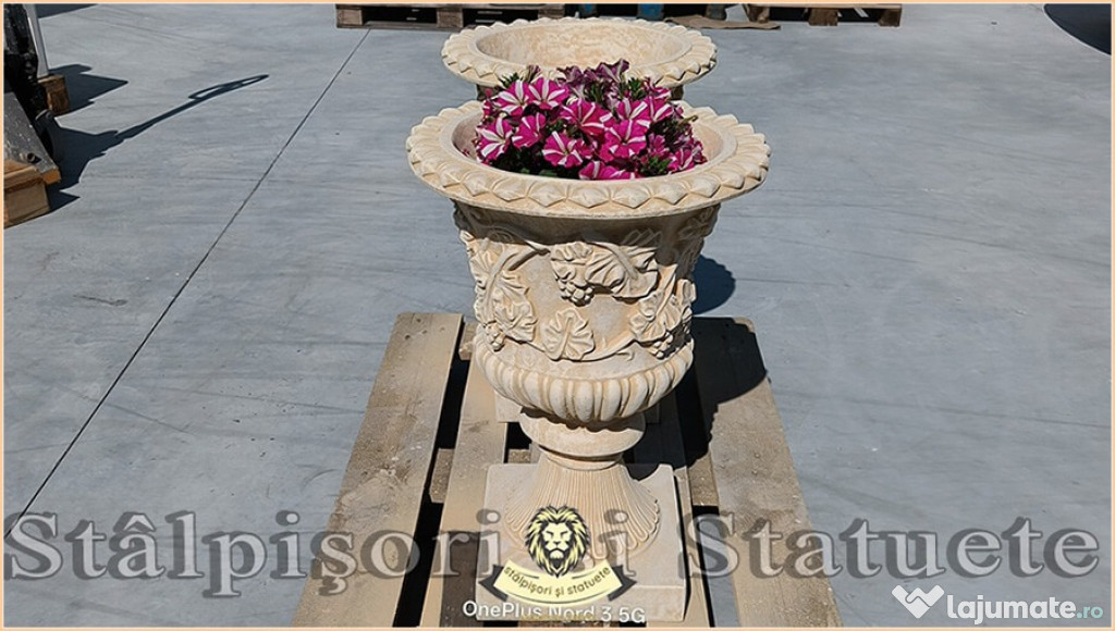 Vază ornament cu picior, galben patinat, model V1.