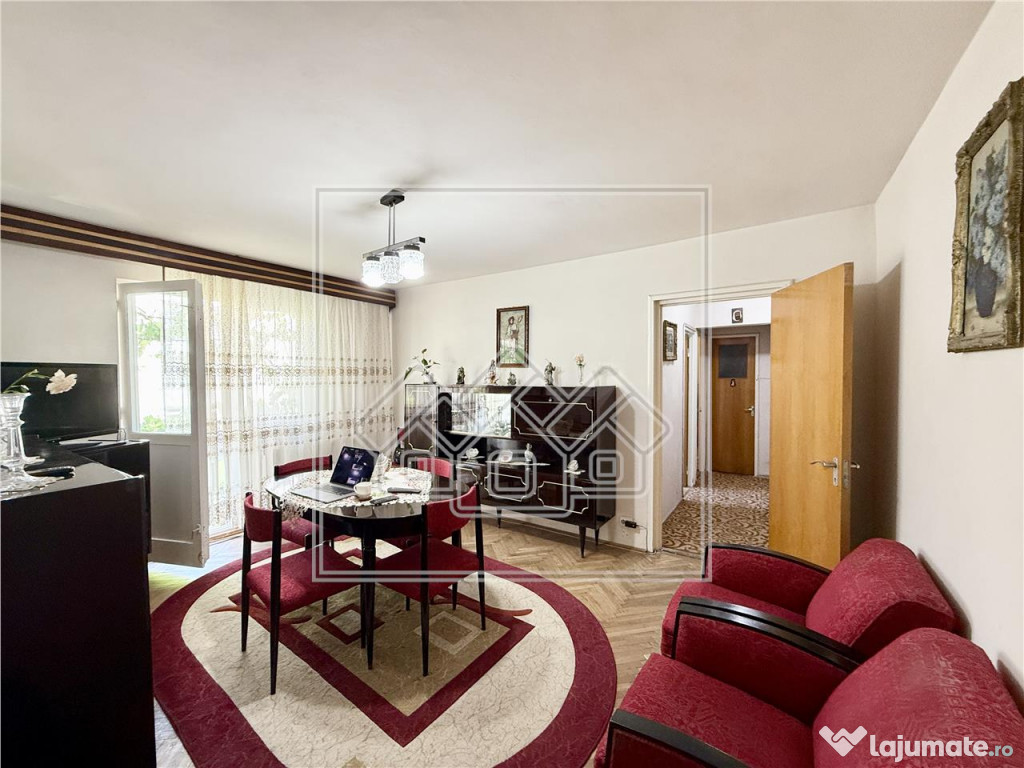 Ap pe Mihai Viteazu, 3 camere, etaj intermediar, balcon