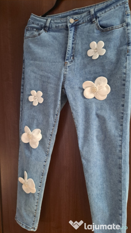 Blugi cu aplicații, elastici, noi