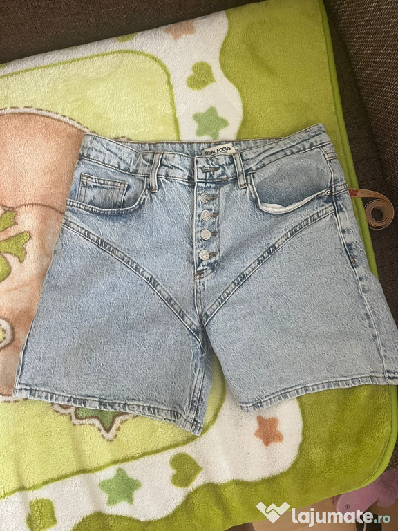 Pantaloni scurti de blug