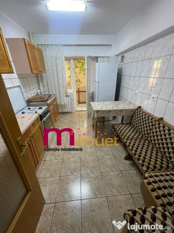 Apartament 3 camere,str.Victoriei,etaj 1