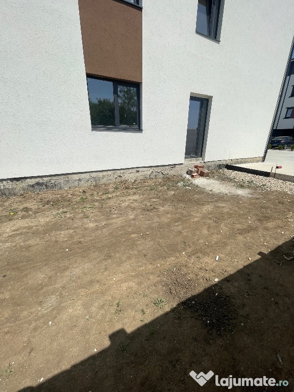 Apartament cu 2 camere decomandat + curte cadastrată