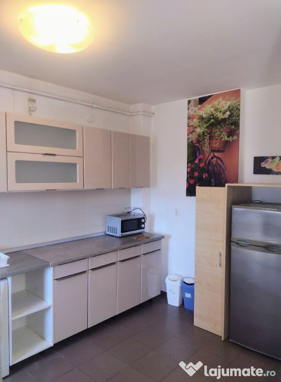 PF inchiriez ap. 2 camere, utilat, mobilat, contorizat, parcare, 500 €