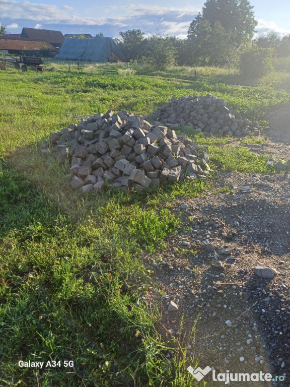 Vînd piatră cubică cioplită de granit